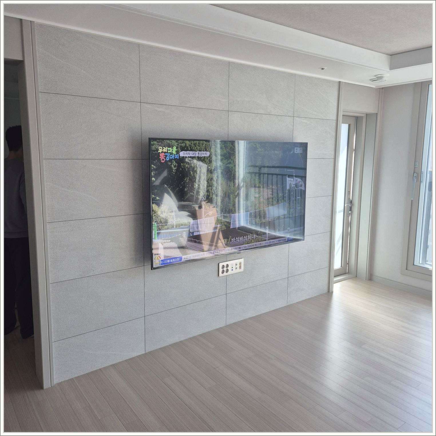 삼성 75인치와 공유기 정돈 주변기기 정리 사례