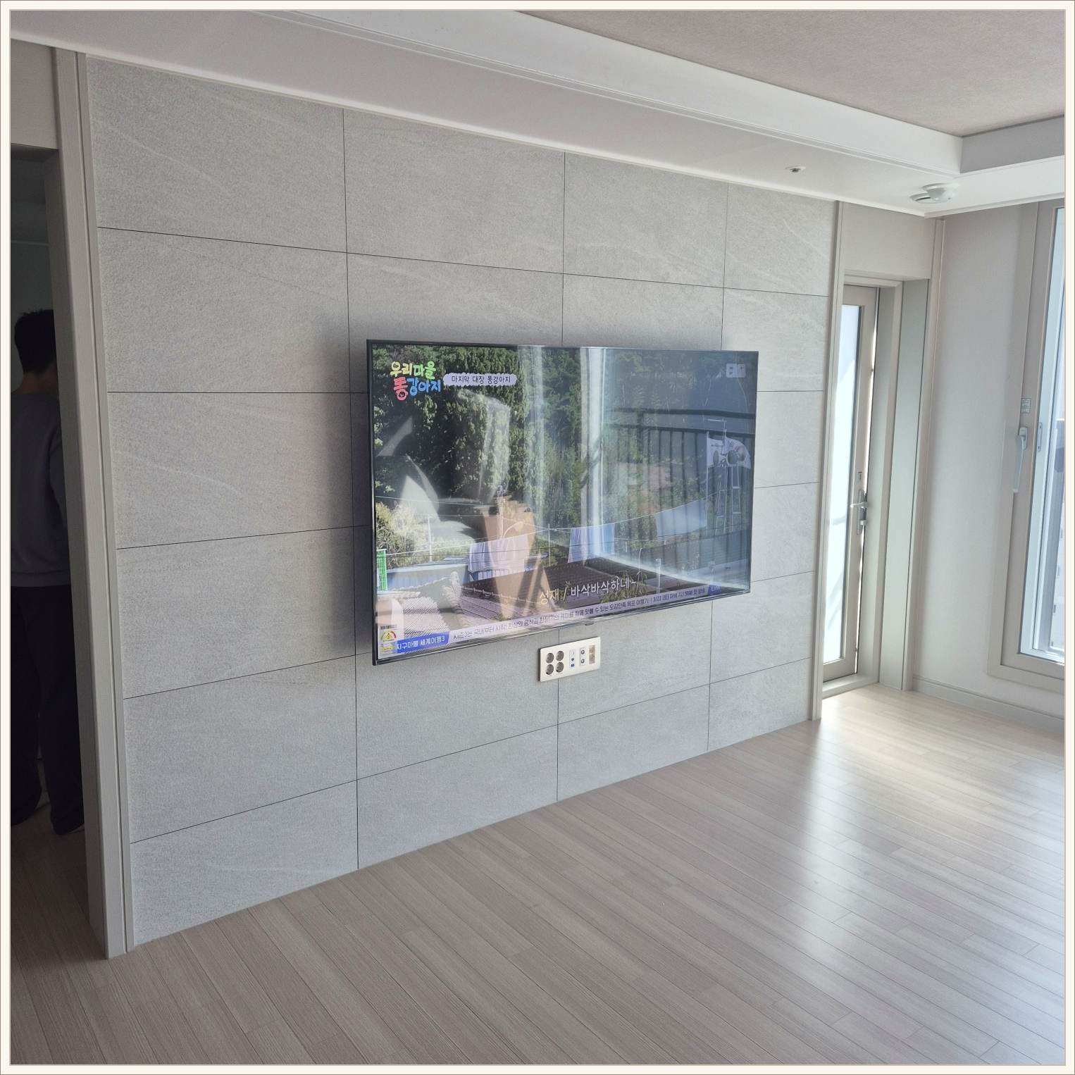 75인치 브라켓 수평 맞춤 주변기기 정리 사례